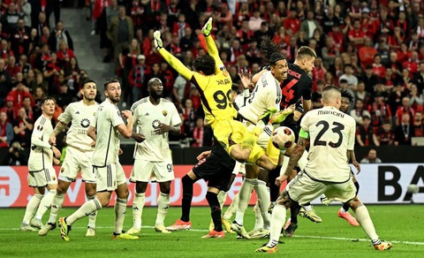 Leverkusen lập kỷ lục 49 trận bất bại, vào chung kết Europa League- Ảnh 3. Tính huống bóng bật người Mancini (số 23) đi vào lưới AS Roma, mở ra cơ hội cho Bayer Leverkusen - Ảnh: UEFA