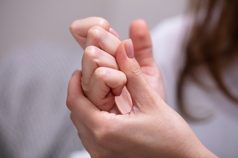 Bẻ khớp ngón tay 'sảng khoái' nhưng nguy hiểm thế nào?- Ảnh 1. Hành động bẻ khớp thực sự có thể mang lại cảm giác giải phóng về mặt thể chất và tăng khả năng vận động của khớp tạm thời - Ảnh: Harvard Health