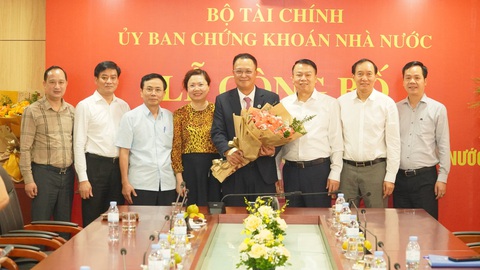 Ông Bùi Hoàng Hải trở thành tân phó chủ tịch Ủy ban Chứng khoán nhà nước- Ảnh 1. Ông Bùi Hoàng Hải (người cầm hoa) sinh năm 1976, quê Hưng Yên, tốt nghiệp thạc sĩ chính sách công, đồng hành ngành chứng khoán từ những ngày đầu - Ảnh: SSC