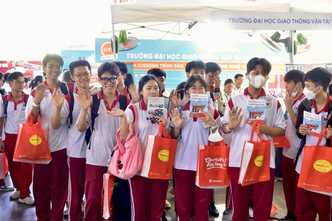 Các bạn học sinh Trường THPT Nguyễn Hữu Thọ, quận Tư, đến check in tại ngày hội - Ảnh: T.T.D. Các bạn học sinh Trường THPT Nguyễn Hữu Thọ, quận 4, đến check-in tại ngày hội AI Day - Ảnh: T.T.D.