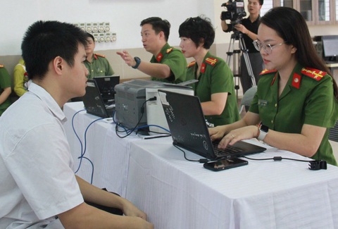 Chứng minh thư nhân dân chỉ được sử dụng đến hết 2024- Ảnh 1. Lực lượng công an tiến hành cấp căn cước cho học sinh tại trường - Ảnh: T.P.