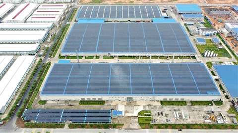 Các doanh nghiệp đã cam kết xây dựng nhà máy trung hòa carbon, giảm phát thải. Trong ảnh: một nhà máy sử dụng 100% nguồn điện mặt trời tại Việt Nam - Ảnh: T.S. Các doanh nghiệp đã cam kết xây dựng nhà máy trung hòa carbon, giảm phát thải. Trong ảnh: một nhà máy sử dụng 100% nguồn điện mặt trời tại Việt Nam - Ảnh: T.S.