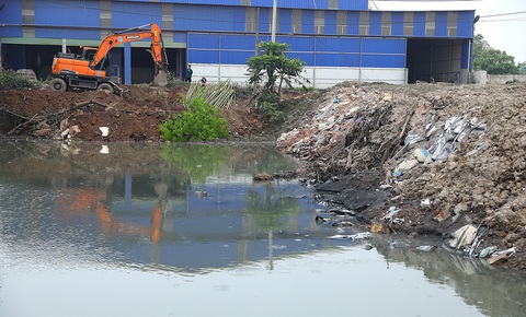 Vị trí chất thải được đổ trộm xuống ao thuộc đất công ích của xã Trung Hưng (huyện Yên Mỹ, Hưng Yên) - Ảnh: DANH KHANG Vị trí chất thải được đổ trộm xuống ao thuộc đất công ích của xã Trung Hưng (huyện Yên Mỹ, Hưng Yên) - Ảnh: DANH KHANG