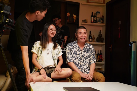 Hai bố con trên hậu trường quay phim - Ảnh: Facebook Thuc Anh Nguyen Hai bố con trên hậu trường quay phim - Ảnh: Facebook Thuc Anh Nguyen