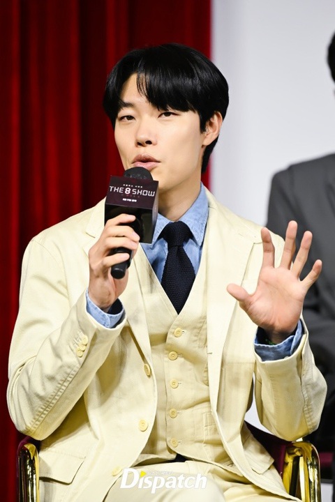 Giữa tâm bão tình tay ba, Ryu Jun Yeol cho rằng, giữa ồn ào với Hyeri và Han So Hee, im lặng là cách tốt nhất. Giữa tâm bão tình tay ba với Hyeri và Han So Hee, Ryu Jun Yeol cho rằng im lặng là cách tốt nhất.
