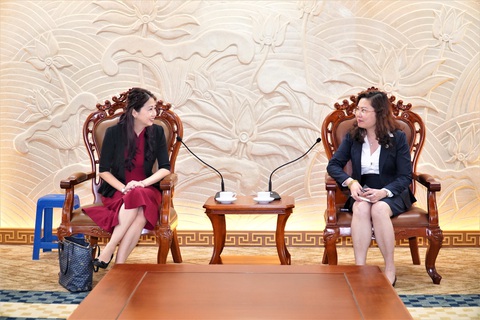 Ông Bùi Hoàng Hải trở thành tân phó chủ tịch Ủy ban Chứng khoán nhà nước- Ảnh 2. Bà Abigail Ng (bên trái) - giám đốc điều hành cấp cao thuộc Ban chính sách thị trường và người tiêu dùng, Cơ quan quản lý tiền tệ Singapore (MAS), trao đổi cùng bà Vũ Thị Chân Phương - chủ tịch Ủy ban Chứng khoán nhà nước Việt Nam - Ảnh: SSC