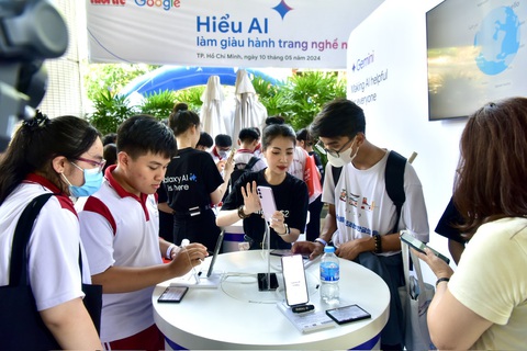 Rộn rã đến với ngày hội AI Day: Hiểu AI làm giàu hành trang nghề nghiệp- Ảnh 2. Các bạn trẻ thử nghiệm tại gian hàng Gemini - Ảnh: T.T.D.