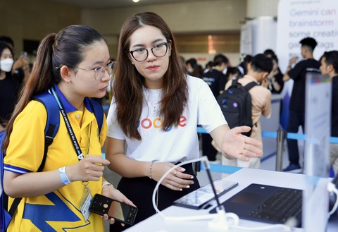 Nhân viên của Google tư vấn cho khách tham quan - Ảnh: HỮU HẠNH Nhân viên của Google tư vấn cho khách tham quan - Ảnh: HỮU HẠNH