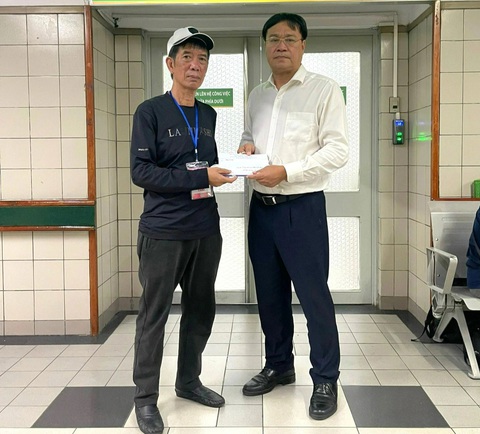 Gia đình VĐV Nguyễn Minh Triết đã có nhà ở nhờ sự hỗ trợ của cộng đồng- Ảnh 1. Ông Đặng Hà Việt - cục trưởng Cục Thể dục thể thao (bìa phải) - thăm hỏi, ủng hộ gia đình VĐV Nguyễn Minh Triết - Ảnh: TTVN