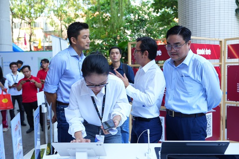 Rộn rã đến với ngày hội AI Day: Hiểu AI làm giàu hành trang nghề nghiệp- Ảnh 1. Phó bí thư Thành Đoàn TP. HCM Ngô Minh Hải tham quan các gian hàng và trải nghiệm AI - Ảnh: HỮU HẠNH