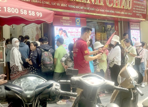 Phải chăng đấu thầu để tăng cung nhưng giá vàng vẫn liên tục tăng đã kích thích nhu cầu mua vàng lướt sóng? Trong ảnh: một cửa hàng vàng trên phố Trần Nhân Tông, Hà Nội - Ảnh: L.THANH Phải chăng đấu thầu để tăng cung nhưng giá vàng vẫn liên tục tăng đã kích thích nhu cầu mua vàng lướt sóng? Trong ảnh: một cửa hàng vàng trên phố Trần Nhân Tông, Hà Nội - Ảnh: L.THANH