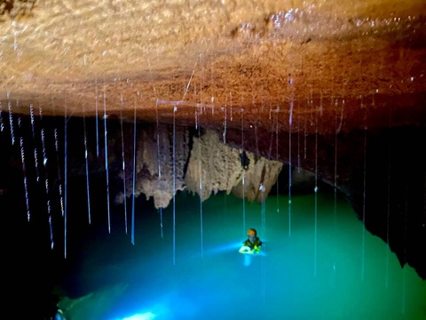Phát hiện hồ nước bí ẩn ‘treo’ lơ lửng trong hang Thung- Ảnh 2. Cần thêm thời gian và phương tiện để giải mã những bí ẩn của hồ nước kỳ lạ này - Ảnh: L.DŨNG