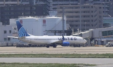 Boeing lại gặp sự cố, phi công hạ cánh khẩn cấp vì lỗi cánh tà- Ảnh 1. Hình ảnh chiếc máy bay của United Airlines hạ cánh khẩn cấp tại sân bay Fukuoka, Nhật Bản ngày 10-5 - Ảnh: KYODO