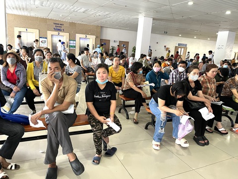 Mỗi năm Việt Nam có hơn 120.000 người tử vong do ung thư- Ảnh 1. Bệnh nhân đang đợi đăng ký khám bệnh tại Bệnh viện Ung bướu TP.HCM ngày 10-5 - Ảnh: THÙY DƯƠNG
