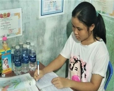Bạn Phạm Diễm My bên góc học tập của mình - Ảnh: NGỌC HUYNH Bạn Phạm Diễm My bên góc học tập của mình - Ảnh: NGỌC HUYNH