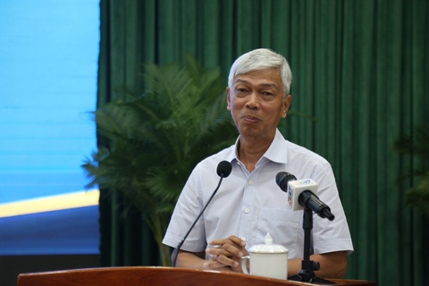 TP.HCM khuyến khích người dân làm hồ sơ trực tuyến, sẽ trình miễn phí 5 dịch vụ công- Ảnh 1. Phó chủ tịch UBND TP.HCM Võ Văn Hoan trao đổi tại hội nghị - Ảnh: T.V