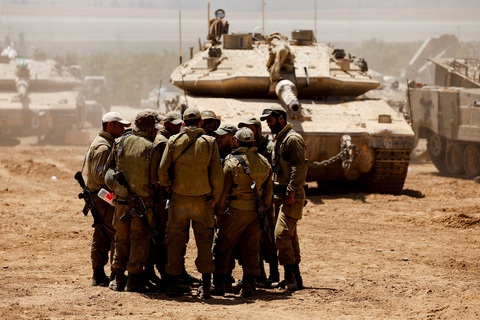 Mỹ dọa ngừng cấp vũ khí, thủ tướng Israel xuống giọng- Ảnh 2. Binh sĩ và xe tăng Israel tại biên giới với Dải Gaza ngày 9-5 - Ảnh: REUTERS