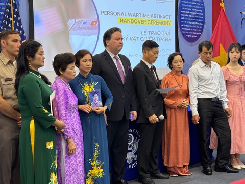 Đại sứ Mỹ tại Việt Nam Marc Knapper (giữa) lắng nghe chia sẻ của gia đình liệt sĩ Vũ Duy Hùng tại lễ trao trả kỷ vật - Ảnh: DUY LINH Đại sứ Mỹ tại Việt Nam Marc Knapper (giữa) lắng nghe chia sẻ của gia đình liệt sĩ Vũ Duy Hùng tại lễ trao trả kỷ vật - Ảnh: DUY LINH