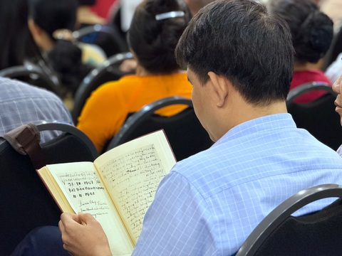 Xúc động khi được nhận kỷ vật, nhiều người thân của gia đình các cựu chiến binh đã qua đời và liệt sĩ Việt Nam đã mở ra đọc ngay tại buổi lễ. Khoảnh khắc đó dường như chỉ có họ và người thân đã khuất - Ảnh: DUY LINH Xúc động khi được nhận kỷ vật, nhiều người thân của gia đình các cựu chiến binh đã qua đời và liệt sĩ Việt Nam đã mở ra đọc ngay tại buổi lễ. Khoảnh khắc đó dường như chỉ có họ và người thân đã khuất - Ảnh: DUY LINH