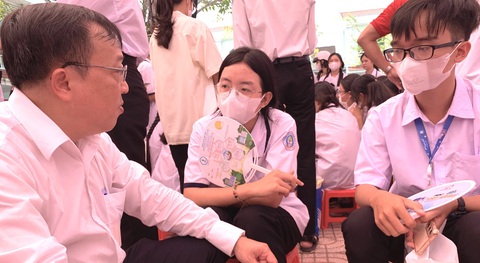 Trường đại học Luật TP.HCM nhận xét tuyển sớm trực tuyến từ 16-5- Ảnh 1. ThS Lê Văn Hiển - phụ trách phòng đào tạo Trường đại học Luật TP.HCM - giải đáp thắc mắc của học sinh về các phương thức xét tuyển sớm trong chương trình tư vấn tuyển sinh - hướng nghiệp 2024 - Ảnh: TRẦN HUỲNH