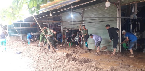Lũ quét ập về, tàn phá 30 ngôi nhà ở Điện Biên- Ảnh 3. Lực lượng chức năng và người dân dọn dẹp bùn đất sau trận lũ quét - Ảnh: ĐIỆN BIÊN ĐÔNG