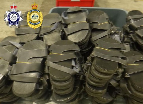 Úc bắt công dân Malaysia vì nhập 100kg ma túy đá giấu trong đế giày- Ảnh 1. Số ma túy đá được giấu trong đế giày da màu đen - Ảnh: AFP