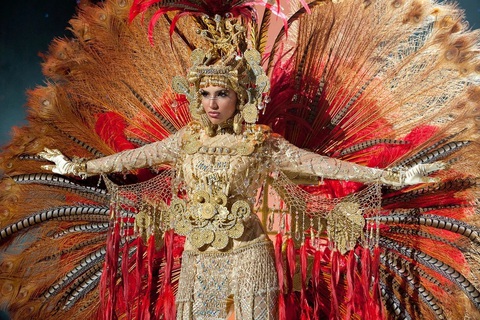 Người đẹp Panama giành giải thưởng trang phục dân tộc đẹp nhất tại Universe 2011. Thiết kế mang không khí lễ hội, gây ấn tượng về chất liệu, màu sắc và thần thái của người trình diễn Người đẹp Panama giành giải thưởng trang phục dân tộc đẹp nhất tại Universe 2011. Thiết kế đậm chất không khí lễ hội, tạo ấn tượng về chất liệu, màu sắc và thần thái của người trình diễn