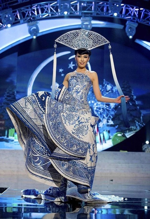Ji Dan Xu - Hoa hậu Hoàn vũ Trung Quốc - mang đến cuộc thi quốc tế bộ trang phục lấy cảm hứng từ những chiếc bình cổ của Trung Quốc, có màu sắc trang nhã. Thiết kế này giành được nhiều lời khen ngợi và giành giải Miss Universe 2012 Ji Dan Xu - Hoa hậu Hoàn vũ Trung Quốc - mang đến cuộc thi quốc tế bộ trang phục lấy cảm hứng từ những chiếc bình cổ của Trung Quốc, có màu sắc trang nhã. Thiết kế này được nhiều lời khen ngợi và giành giải tại Miss Universe 2012