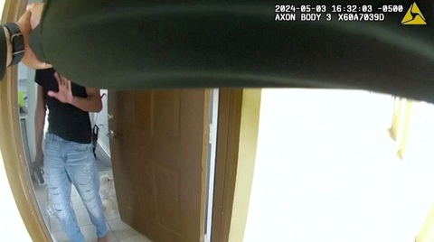 Ảnh chụp màn hình clip trích xuất từ camera gắn trên người nhân viên cảnh sát bắn chết anh Fortson - Ảnh: REUTERS Ảnh chụp màn hình clip trích xuất từ camera gắn trên người nhân viên cảnh sát bắn chết anh Fortson - Ảnh: REUTERS
