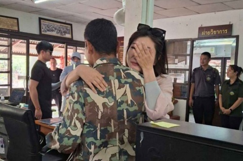 Cuộc sống hiện tại của người vợ từng bị chồng đẩy xuống vách đá- Ảnh 1. Wang không cầm được nước mắt khi gặp lại bốn ân nhân đã cứu sống mình.