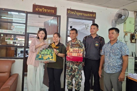 Cuộc sống hiện tại của người vợ từng bị chồng đẩy xuống vách đá- Ảnh 2. Wang tặng quà cho đội cứu hộ Vườn quốc gia Pha Taem.