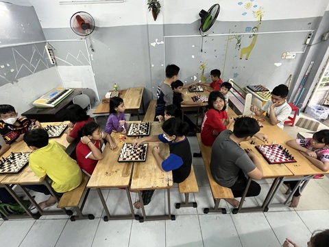 9X học bằng hai sư phạm để đứng lớp học tình thương- Ảnh 3. Ngoài học chữ, các em còn được học các môn như cờ vua, võ thuật, kỹ năng sống... - Ảnh: NVCC