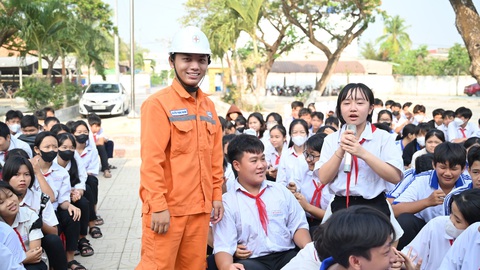 Trên 800 triệu đồng thưởng cho ý tưởng tiết kiệm điện- Ảnh 2. Học sinh Trường THCS Hưng Thạnh (huyện Tân Hưng, tỉnh Long An) tham gia buổi sinh hoạt tìm hiểu tiết kiệm điện