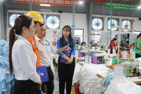 Trên 800 triệu đồng thưởng cho ý tưởng tiết kiệm điện- Ảnh 3. HĐiện lực Thanh Bình (Đồng Tháp) trực tiếp đến cơ sở sản xuất của khách để hướng dẫn các giải pháp sử dụng điện tiết kiệm, hiệu quả.