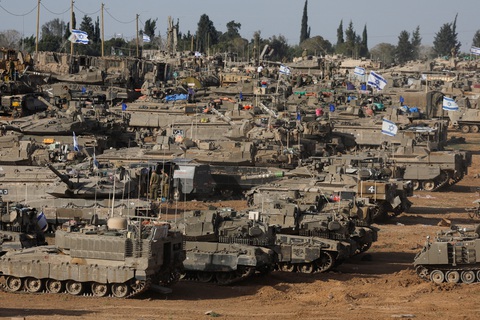 Tin tức thế giới 10-5: Israel tố Mỹ chơi ép; Mỹ ra trừng phạt mới nhắm vào Trung Quốc- Ảnh 1. Xe tăng Israel tập kết tại biên giới với Dải Gaza - Ảnh: REUTERS