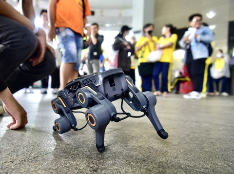 Robot chó của Trường ĐH Ngoại ngữ và Tin học - Ảnh: T.T.D. Robot chó của Trường ĐH Ngoại ngữ và Tin học - Ảnh: T.T.D.