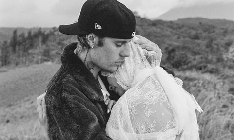 Vợ chồng Justin Bieber thông báo có tin vui gây bão mạng xã hội- Ảnh 5. Nhiều năm qua, thỉnh thoảng tin đồn Hailey Bieber có thai rộ lên, nhưng nữ người mẫu lập tức thông báo rằng cô chưa thực sự sẵn sàng cho hành trình làm mẹ. Người đẹp nói thêm, khi nào có tin vui, chính cô sẽ là người chia sẻ để mọi người cùng chúc phúc.
