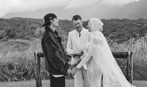 Vợ chồng Justin Bieber thông báo có tin vui gây bão mạng xã hội- Ảnh 1. Bài đăng của hai vợ chồng Justin Bieber nhanh chóng gây sốt trên mạng xã hội với hơn 10 triệu lượt thích chỉ trong thời gian ngắn. Vợ chồng Justin Bieber - Hailey Bieber cũng nhận được vô số lời chúc mừng từ người hâm mộ và bạn bè trong giới giải trí như Paris Hilton, Kylie Jenner, Bella Hadid, Demi Lovato...
