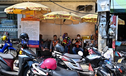 61 người tử vong vì sốc nhiệt ở Thái Lan- Ảnh 1. Người giao hàng và các bác tài tránh nắng nóng tại Bangkok, Thái Lan hôm 25-4 - Ảnh: AFP