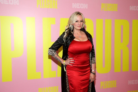 Sao khiêu dâm Stormy Daniels đã ra làm chứng tại tòa về việc từng quan hệ tình dục ra sao với ông Trump - Ảnh: AFP Sao khiêu dâm Stormy Daniels đã ra làm chứng tại tòa về việc từng quan hệ tình dục ra sao với ông Trump - Ảnh: AFP