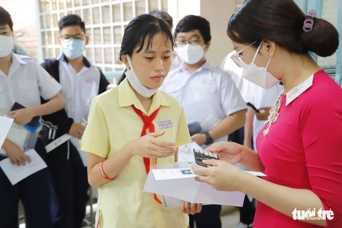 Thi lớp 10 Trường phổ thông Năng khiếu: Tuyển 595, đăng ký 4.000- Ảnh 1. Thí sinh dự thi lớp 10 năm 2023 - Ảnh: NHƯ HÙNG