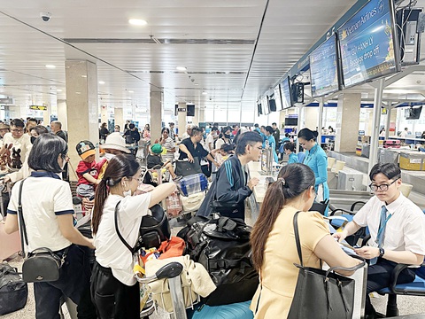 Hành khách của VNA làm thủ tục tại nhà ga T1 sân bay Tân Sơn Nhất - Ảnh: C.TRUNG Hành khách của VNA làm thủ tục tại nhà ga T1 sân bay Tân Sơn Nhất - Ảnh: C.TRUNG