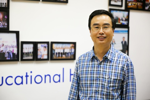 Đại học Kinh tế TP.HCM kết luận gì vụ nhà khoa học bị gỡ bài báo quốc tế?- Ảnh 1. GS.TS Võ Xuân Vinh là tác giả thứ 5 trong số 9 tác giả của bài báo vừa bị một tạp chí quốc tế gỡ - Ảnh: Facebook nhân vật