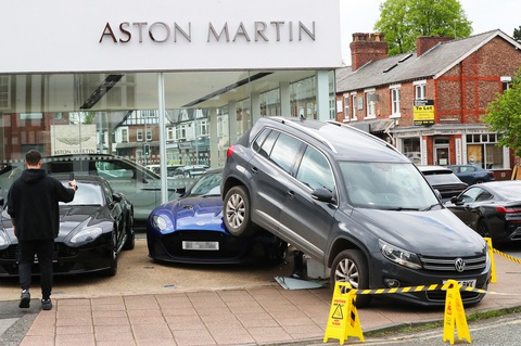 Méo mặt vì lùi trúng siêu xe Aston Martin giá trị gấp 20 lần- Ảnh 2. Hiện trường bị phong tỏa - Ảnh: Eamonn & James Clarke