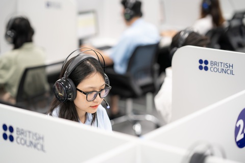 Ngoài IDP, Hội đồng Anh cũng cấp sai phép hơn 90.000 chứng chỉ IELTS, Aptis- Ảnh 1. Thí sinh thi IELTS tại Hội đồng Anh Việt Nam - Ảnh: BC