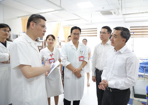 Thứ trưởng Bộ Y tế Trần Văn Thuấn đến thăm, động viện bác sĩ Lý tại bệnh viện - Ảnh: TRẦN MINH Hôm 9-5, Thứ trưởng Bộ Y tế Trần Văn Thuấn đã đến thăm bác sĩ Lý tại bệnh viện. Trong ảnh, Thứ trưởng Thuấn (bìa phải) đang trao đổi với các bác sĩ Bệnh viện Đại học Y Hà Nội, nơi đang điều trị cho bác sĩ Hoàng Minh Lý - Ảnh: TRẦN MINH