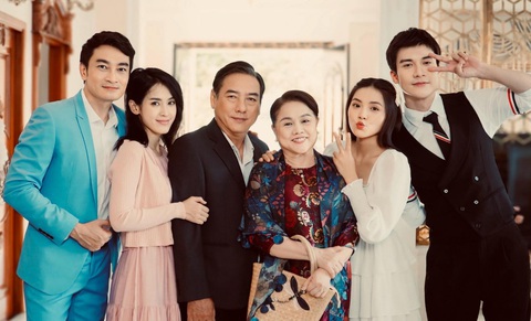 Nghệ sĩ Thành Hội (thứ 3, từ trái qua) và Ái Như (thứ 4, từ trái qua) cùng các diễn viên trẻ trong phim đang quay Màu của tình yêu - Ảnh: LINH ĐOAN Nghệ sĩ Thành Hội (thứ 3, từ trái qua) và Ái Như (thứ 4, từ trái qua) cùng các diễn viên trẻ trong phim đang quay Màu của tình yêu - Ảnh: ĐPCC