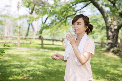 Cách uống nước đúng khi tập luyện thể thao- Ảnh 1. Cần biết uống nước đúng cách khi tập luyện thể thao - Ảnh: TOKYO NEWS