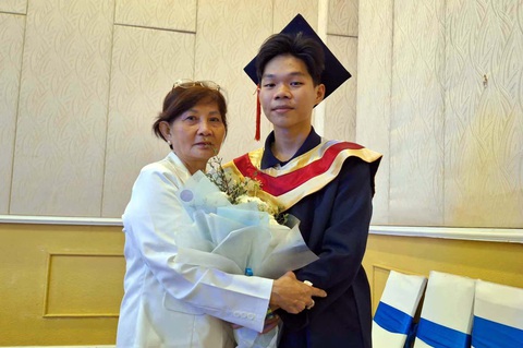 Thiếu ngoại, không biết cuộc đời con ra sao…- Ảnh 2. Thi Văn dành bó hoa biết ơn cho bà ngoại của mình - Ảnh: TRỌNG NHÂN