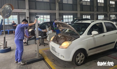 Nhân viên Trung tâm đăng kiểm 29-10D (Hà Nội) kiểm tra đèn chiếu sáng của xe đến kiểm định - Ảnh: TUẤN PHÙNG Nhân viên Trung tâm đăng kiểm 29-10D (Hà Nội) kiểm tra đèn chiếu sáng của xe đến kiểm định - Ảnh: TUẤN PHÙNG
